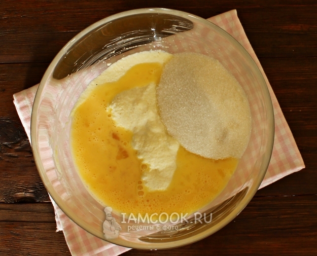 Добавить яйца и сахар