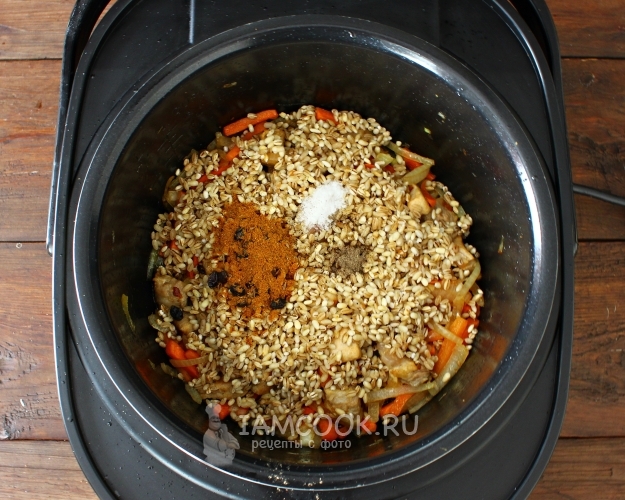 Всыпать перловку и специи