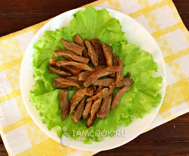 Положить на лист салата мясо