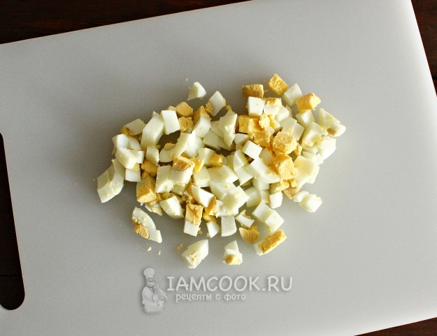 Порезать яйца