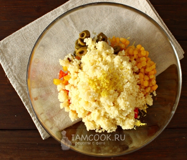 Положить кускус к овощам