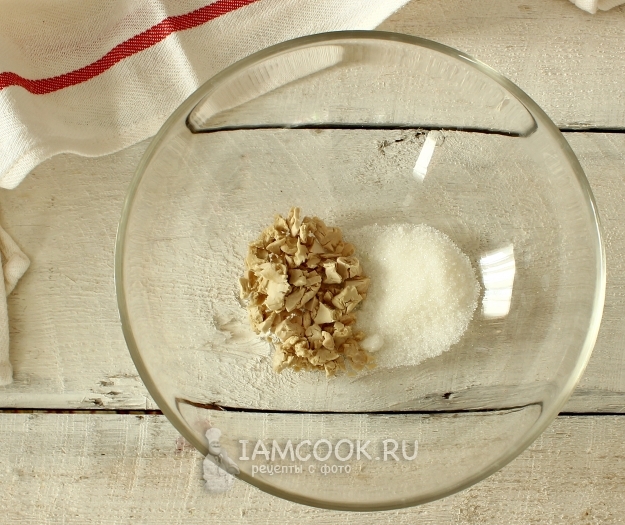 Соединить сахар и дрожжи