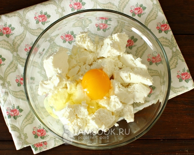 Соединить творог и яйцо