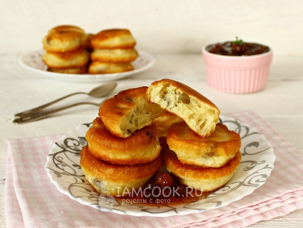 Рецепт пышных оладий на кефире с изюмом