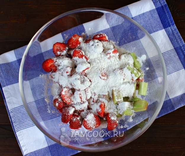 Соединить ревень, клубнику и крахмал