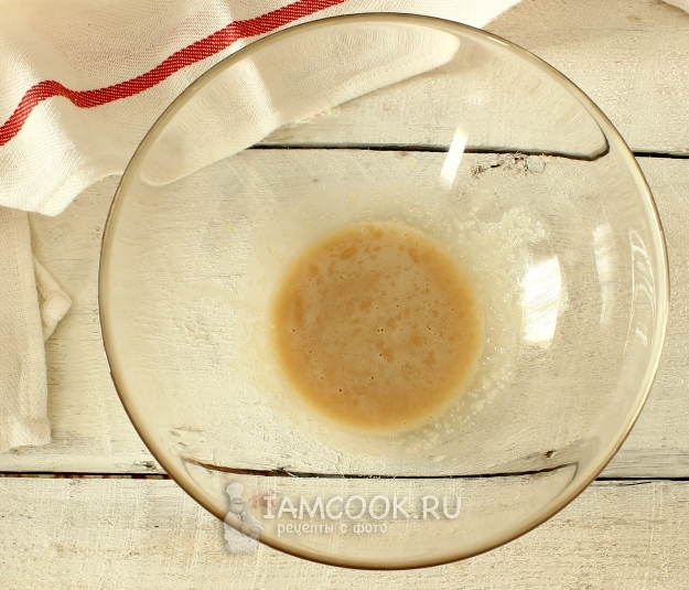 Размешать сахар с дрожжами