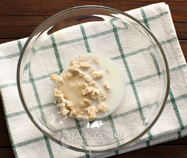 Соединить молоко, дрожжи и сахар