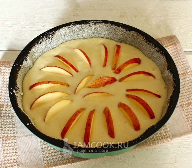 Положить на тесто яблоки