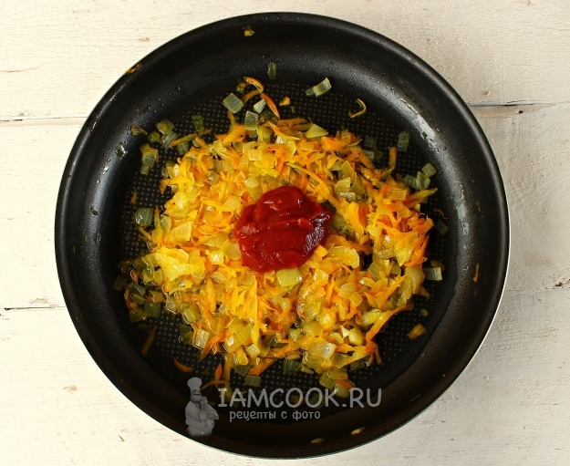 Положить томатную пасту