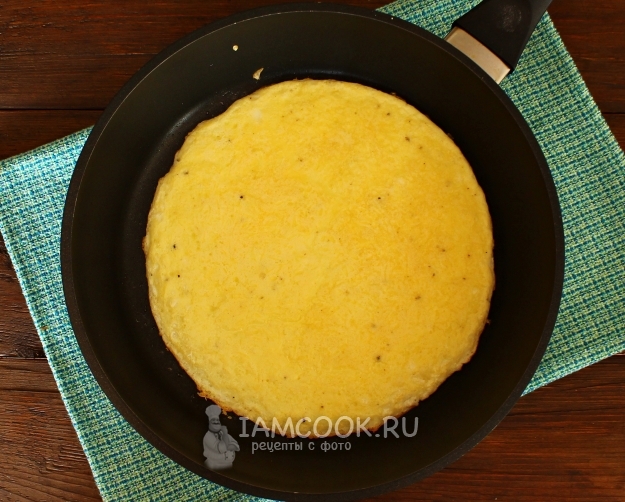 Влить яично-сырную массу на сковороду