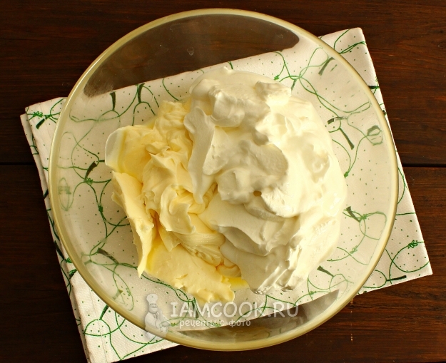 Соединить масло и сметану