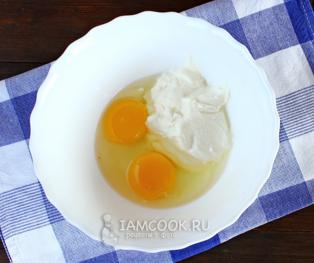 Соединить яйца и сметану
