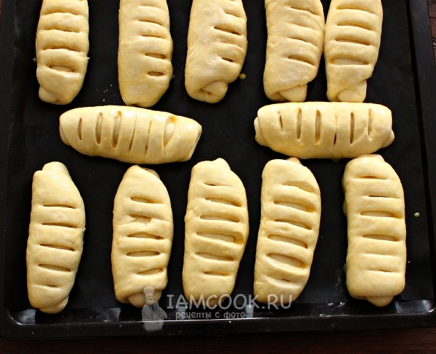 Смазать пирожки яйцом