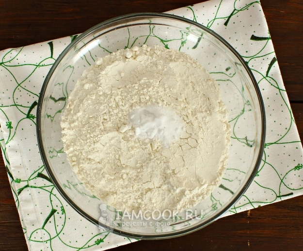 Соединить муку, соль и соду