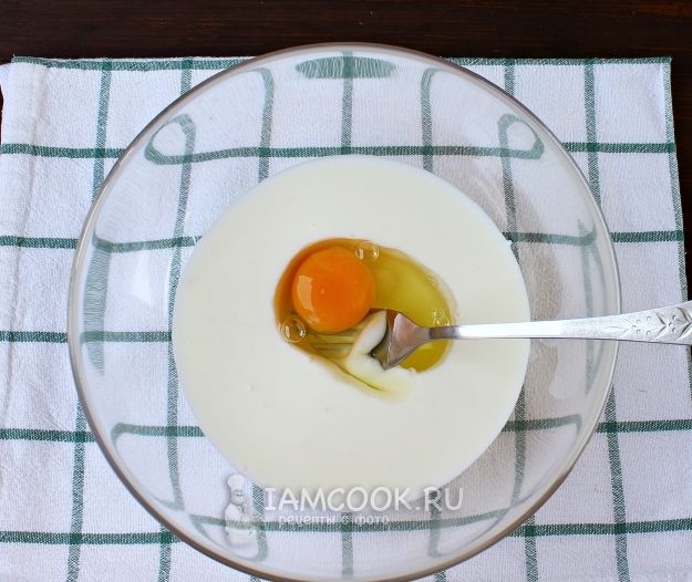 Соединить кефир и яйцо