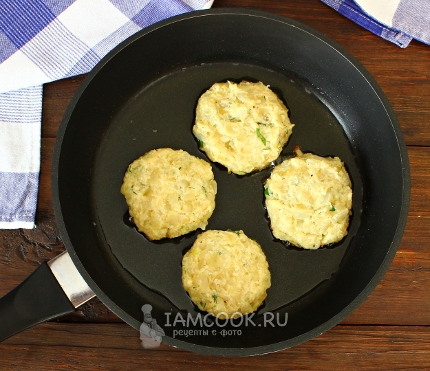 Положить тесто на сковороду