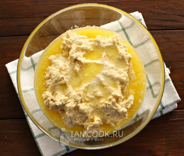 Влить масло