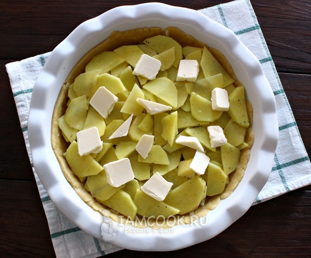 Положить картофель и масло