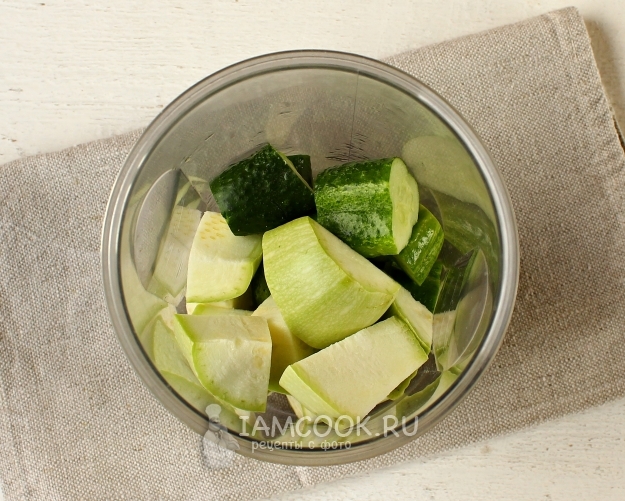 Положить овощи в блендер