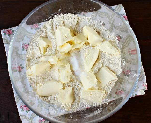 Соединить масло с мукой