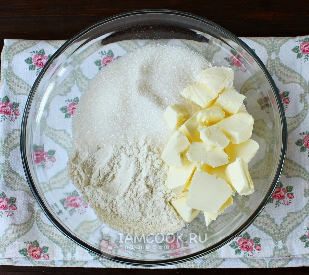 Соединить сахар, масло и муку