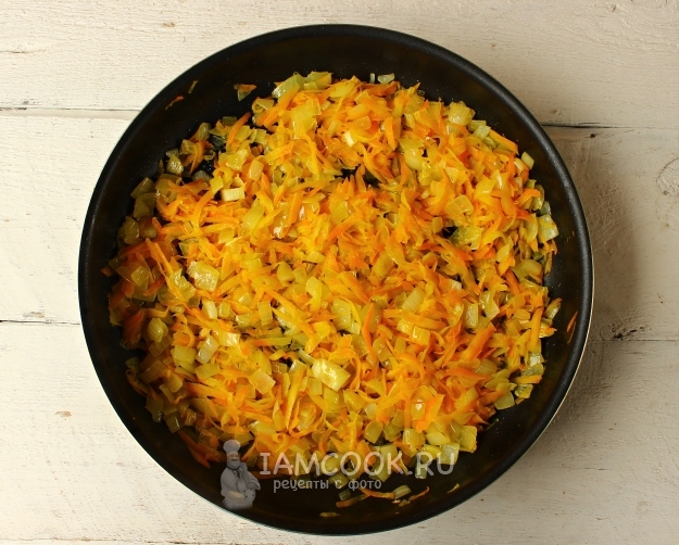 Обжарить лук с морковью