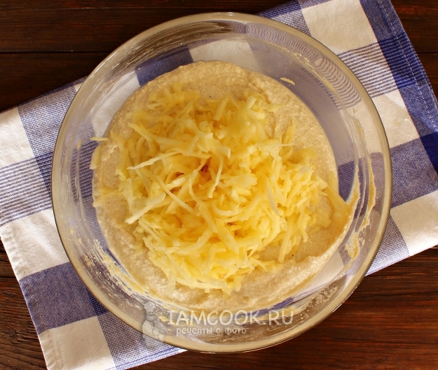 Положить тертые яблоки