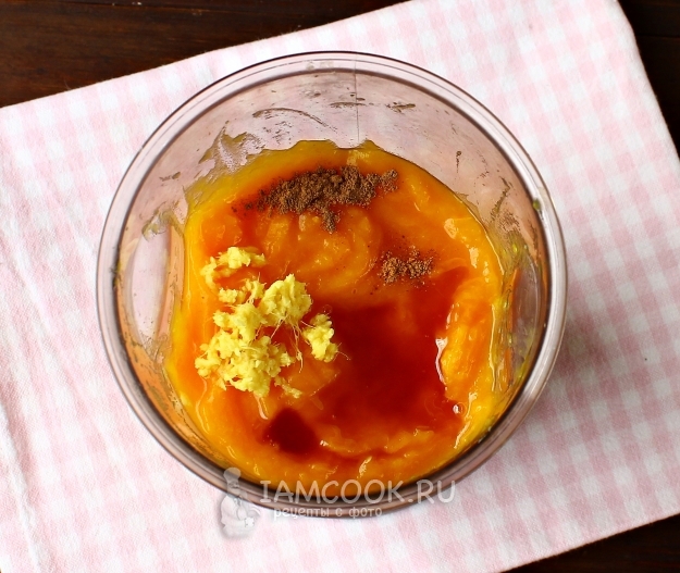 Положить пряности, мед и имбирь