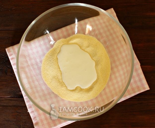 Влить в манку кефир