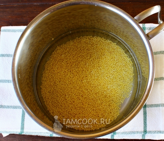 Залить крупу водой