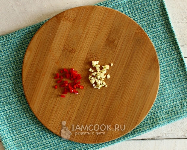 Измельчить перец и чеснок