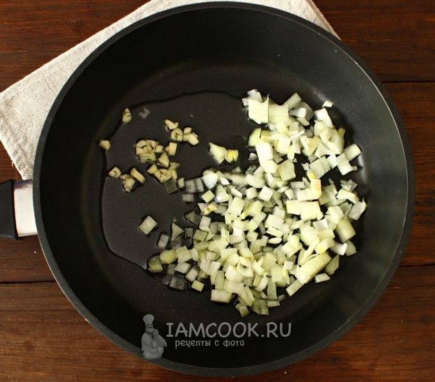 Положить на сковороду лук и чеснок