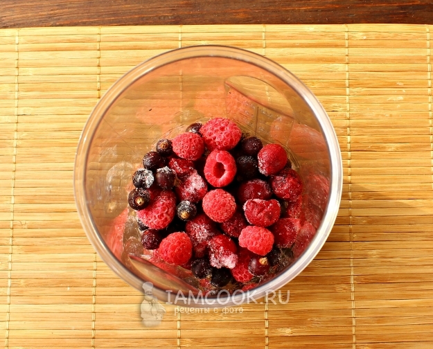 Положить ягоды в блендер