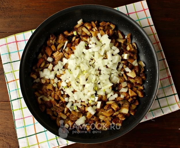 Положить к грибам лук