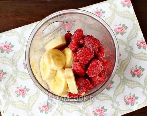 Положить в блендер малину и банан
