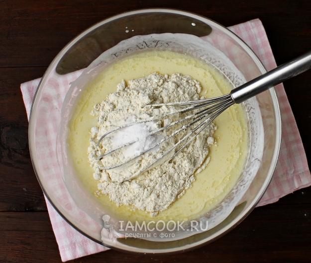 Всыпать муку и соду