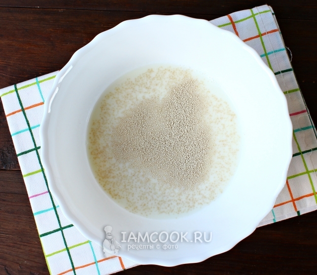 Соединить молоко, сахар и дрожжи