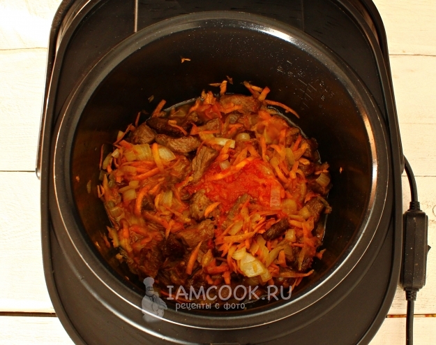 Пожарить мясо с луком и морковью