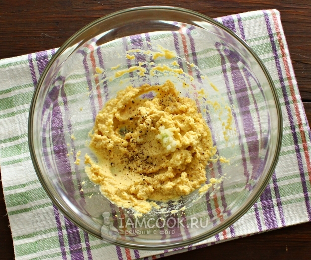 Добавить чеснок, соль и перец