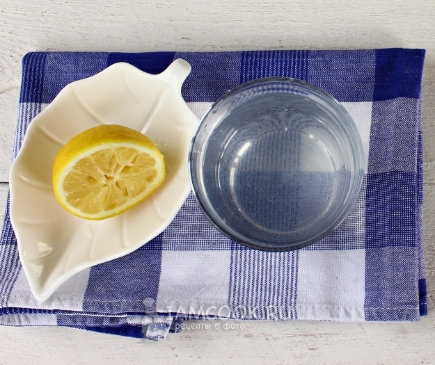 Выжать сок лимона