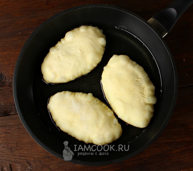Положить пирожки на сковороду