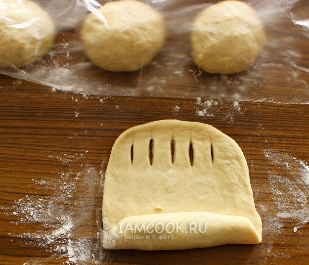 Скрутить тесто с начинкой в рулетик