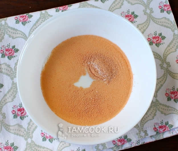 Всыпать в молоко дрожжи и сахар