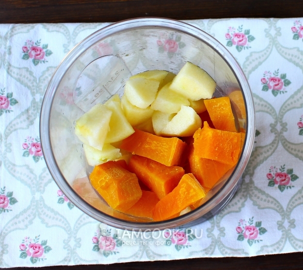 Положить тыкву и яблоки в блендер