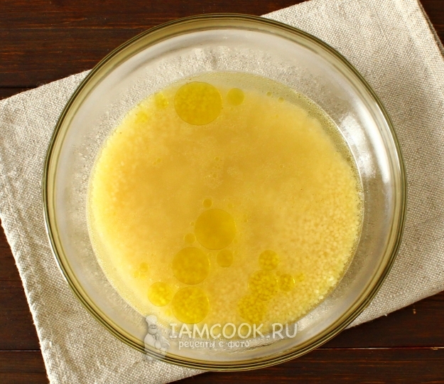 Соединить кускус, бульон и масло