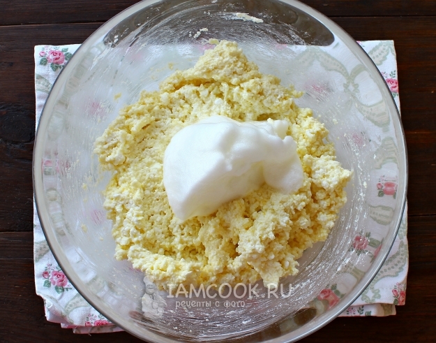 Положить взбитый белок