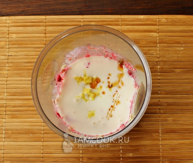 Добавить кефир, мед и имбирь