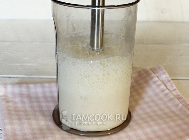 Взбить банан с молоком