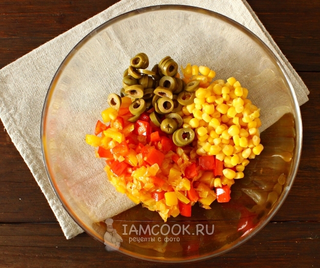 Положить к овощам оливки и кукурузу