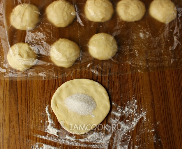 Насыпать на тесто сахар